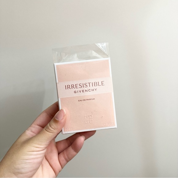 Givenchy Irresistible Parfume - Picture 2 of 2